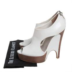 مملوكة مسبقًا Gucci White Leather Cut Out Peep Toe Platform Booties Size 39