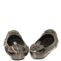 مملوكة مسبقًا حذاء باليرينا فلات غوتشي جلد غوتشيسيما أخضر زيتوني ميتاليك مقاس 39.5