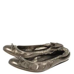 مملوكة مسبقًا حذاء باليرينا فلات غوتشي جلد غوتشيسيما أخضر زيتوني ميتاليك مقاس 39.5