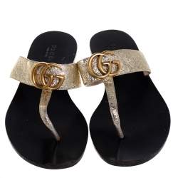 مملوكة مسبقًا Gucci Gold Foil Textured Leather GG Marmont Thong Flats Size 35.5