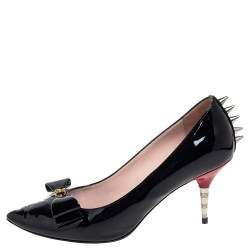مملوكة مسبقًا Gucci Black Patent Leather Spiked Pumps Size 38