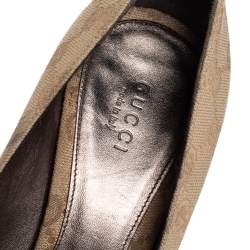 مملوكة مسبقًا Gucci Beige Canvas And Leather Horsebit Peep Toe Pumps Size 39.5