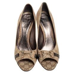 مملوكة مسبقًا Gucci Beige Canvas And Leather Horsebit Peep Toe Pumps Size 39.5