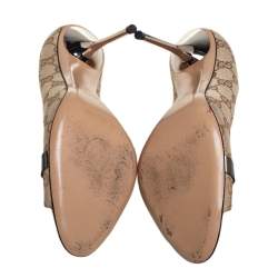 مملوكة مسبقًا Gucci Beige Canvas And Leather Horsebit Peep Toe Pumps Size 39.5