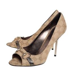 مملوكة مسبقًا Gucci Beige Canvas And Leather Horsebit Peep Toe Pumps Size 39.5