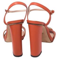 مملوكة مسبقًا Gucci Orange Leather Horsebit Ankle Strap Sandals Size 39