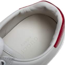 مملوكة مسبقًا حذاء رياضي غوتشي إيس جلد أبيض مطرز بنحلة بعنق منخفض مقاس 36.5