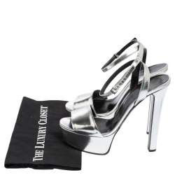 مملوكة مسبقًا Gucci Silver Patent Leather Platform Ankle Strap Sandals Size 40
