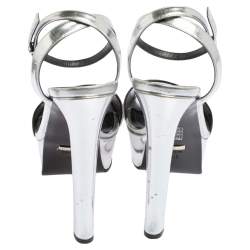 مملوكة مسبقًا Gucci Silver Patent Leather Platform Ankle Strap Sandals Size 40