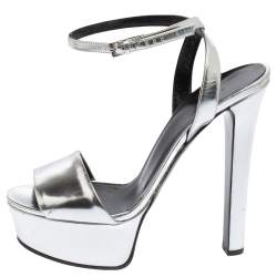 مملوكة مسبقًا Gucci Silver Patent Leather Platform Ankle Strap Sandals Size 40