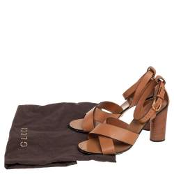 Pre Owned صندل غوتشي سير كاحل متعاكس سويدي وجلد بني فاتح مقاس 39