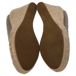 مملوكة مسبقًا Gucci Grey/Silver Suede And Leather Peep Toe Espadrilles Wedges Size 37.5