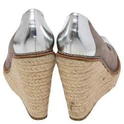 مملوكة مسبقًا Gucci Grey/Silver Suede And Leather Peep Toe Espadrilles Wedges Size 37.5