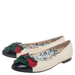 مملوكة مسبقًا حذاء باليرينا فلات غوتشي جلد أبيض/أسود مزين فيونكة ويب مقدمة سوداء مقاس 37.5