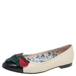 مملوكة مسبقًا حذاء باليرينا فلات غوتشي جلد أبيض/أسود مزين فيونكة ويب مقدمة سوداء مقاس 37.5