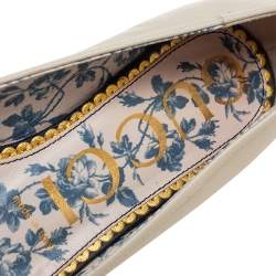 مملوكة مسبقًا حذاء باليرينا فلات غوتشي جلد أبيض/أسود مزين فيونكة ويب مقدمة سوداء مقاس 37.5