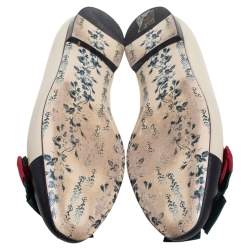 مملوكة مسبقًا حذاء باليرينا فلات غوتشي جلد أبيض/أسود مزين فيونكة ويب مقدمة سوداء مقاس 37.5