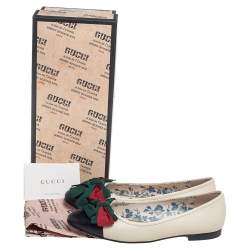 مملوكة مسبقًا حذاء باليرينا فلات غوتشي جلد أبيض/أسود مزين فيونكة ويب مقدمة سوداء مقاس 37.5