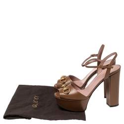 مملوكة مسبقًا صندل غوتشي كلودي سويدي بني بنعل سميك وحزام كاحل مقاس 37