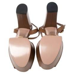 مملوكة مسبقًا صندل غوتشي كلودي سويدي بني بنعل سميك وحزام كاحل مقاس 37