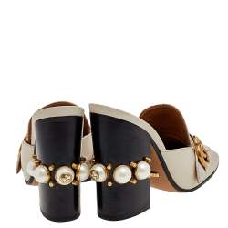 مملوكة مسبقًا حذاء مولز غوتشي مرصع لؤلؤ تفاصيل ويب جي جي بيتون جلد كريمي مقاس 38.5