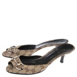 مملوكة مسبقًا صندل سلايد غوتشي كانفاس جي جي بني/بيج مزين هورسبيت مقاس 37.5