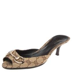 مملوكة مسبقًا صندل سلايد غوتشي كانفاس جي جي بني/بيج مزين هورسبيت مقاس 37.5