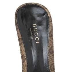 مملوكة مسبقًا صندل سلايد غوتشي كانفاس جي جي بني/بيج مزين هورسبيت مقاس 37.5