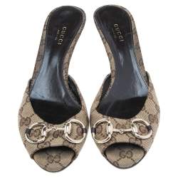 مملوكة مسبقًا صندل سلايد غوتشي كانفاس جي جي بني/بيج مزين هورسبيت مقاس 37.5