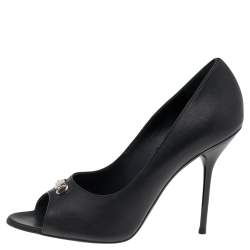 Pre Owned Gucci Black Leather Logo Plaque Open Toe Pumps Size 40