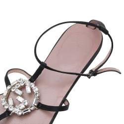 مملوكة مسبقًا صندل فلات غوتشي ساتان أسود مزين جي جي متداخل مزخرف كريستال سير كاحل مقاس 40