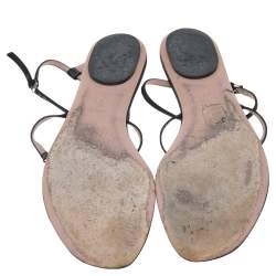 مملوكة مسبقًا صندل فلات غوتشي ساتان أسود مزين جي جي متداخل مزخرف كريستال سير كاحل مقاس 40