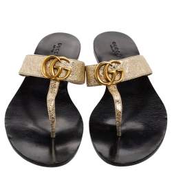 مملوكة مسبقًا صندل فلات إصبع غوتشي جي جي مارمونت جلد مجعد ذهبي مقاس 40