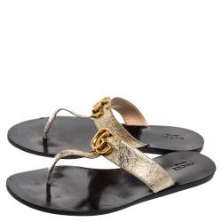 مملوكة مسبقًا صندل فلات إصبع غوتشي جي جي مارمونت جلد مجعد ذهبي مقاس 40