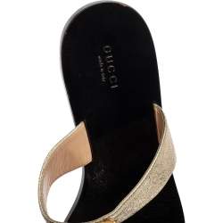 مملوكة مسبقًا صندل فلات إصبع غوتشي جي جي مارمونت جلد مجعد ذهبي مقاس 40