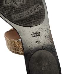 مملوكة مسبقًا صندل فلات إصبع غوتشي جي جي مارمونت جلد مجعد ذهبي مقاس 40