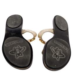 مملوكة مسبقًا صندل فلات إصبع غوتشي جي جي مارمونت جلد مجعد ذهبي مقاس 40