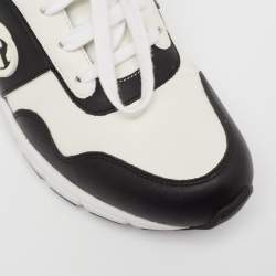 مملوكة مسبقًا حذاء رياضي غوتشي جي جي متداخلة جلد أبيض/أسود برباط عنق منخفض مقاس 38.5