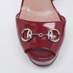 مملوكة مسبقًا صندل غوتشي هورسبيت جلد عنابي لامع نعل سميك بحزام للكاحل مقاس 36