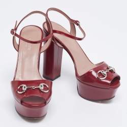 مملوكة مسبقًا صندل غوتشي هورسبيت جلد عنابي لامع نعل سميك بحزام للكاحل مقاس 36