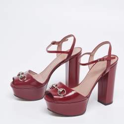 مملوكة مسبقًا صندل غوتشي هورسبيت جلد عنابي لامع نعل سميك بحزام للكاحل مقاس 36