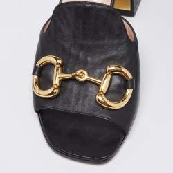 مملوكة مسبقًا صندل سلايد غوتشي جلد أسود مزين هورسبيت كعب مربع سميك مقاس 37.5