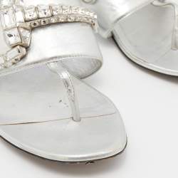 Pre Owned صندل إصبع غوتشي فلات هورسبيت مزخرف كريستال جلد فضي مقاس 35.5