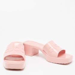 Pre Owned صندل سلايد غوتشي مطاط وردي بالشعار المنقوش كعب مربع سميك مقاس 41