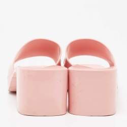 Pre Owned صندل سلايد غوتشي مطاط وردي بالشعار المنقوش كعب مربع سميك مقاس 41