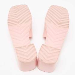 Pre Owned صندل سلايد غوتشي مطاط وردي بالشعار المنقوش كعب مربع سميك مقاس 41