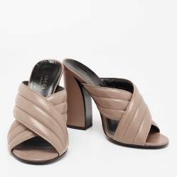 مملوكة مسبقًا حذاء سلايد غوتشي جلد مبطن رصاصي سيور متعاكسة مقاس 36.5