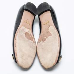 مملوكة مسبقًا حذاء باليرينا فلات غوتشي جلد لامع أسود مزين هورسبيت مقدمة مفتوحة مقاس 38