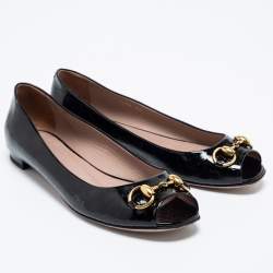 مملوكة مسبقًا حذاء باليرينا فلات غوتشي جلد لامع أسود مزين هورسبيت مقدمة مفتوحة مقاس 38