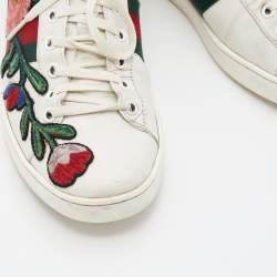 مملوكة مسبقًا حذاء رياضي غوتشي ايس جلد أبيض مطرز مورد بعنق منخفض مقاس 38.5